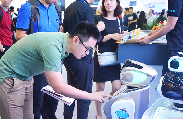 2016高交会现场用户近距离体验三宝平台机器人