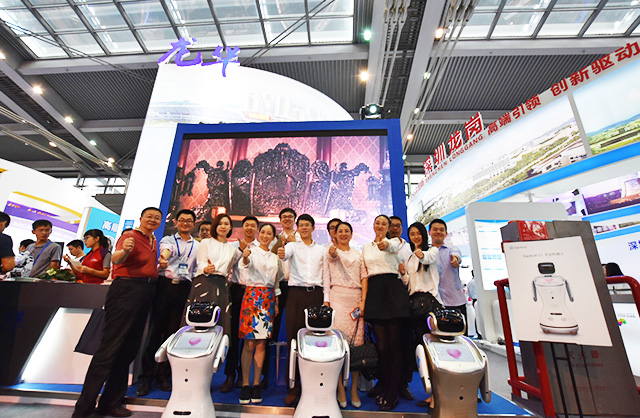 龙华经济服务局的工作人员和领导们给三宝点赞