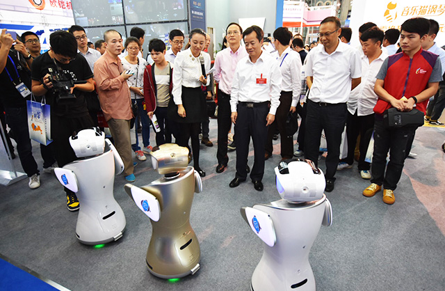 龙华新区党工委副书记、管委会主任陈清视察