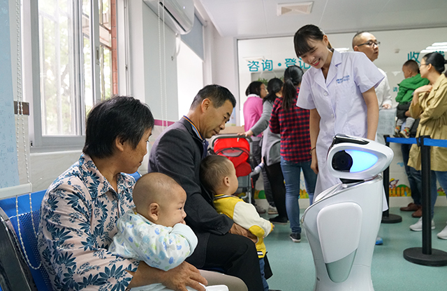 三宝平台机器人入驻社康中心安抚儿童情绪 三宝平台机器人入驻社康中心安抚儿童情绪