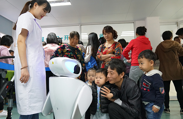 现场儿童争相与三宝平台机器人互动 现场儿童争相与三宝平台机器人互动