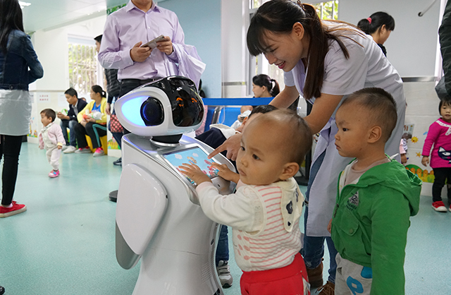 现场儿童争相与三宝平台机器人互动 现场儿童争相与三宝平台机器人互动