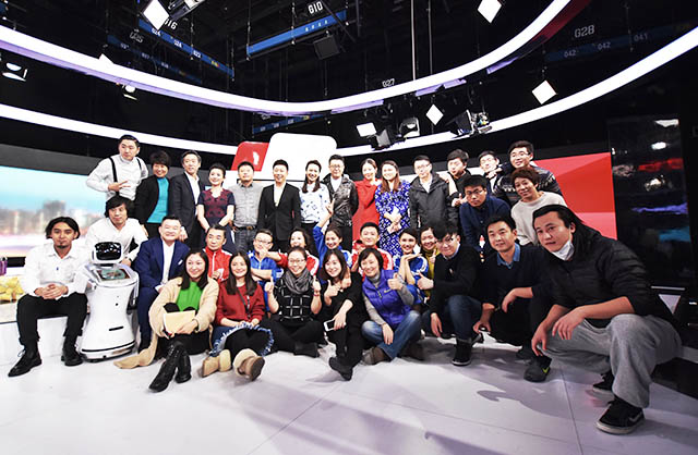 三宝和央视工作人员和嘉宾合影 三宝和央视工作人员和嘉宾合影