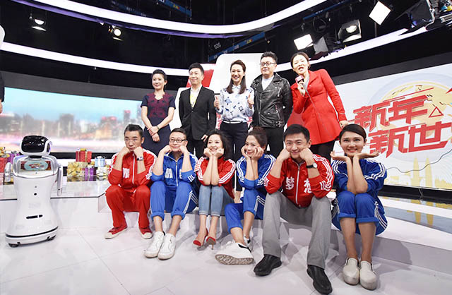 三宝和央视工作人员和嘉宾合影 三宝和央视工作人员和嘉宾合影