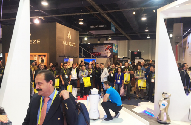 现场大批参展人士聚焦围观 现场大批参展人士聚焦围观