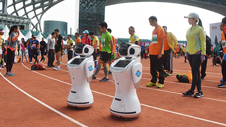 南山半马惊现高科技求婚，三宝平台机器人助攻万人围观